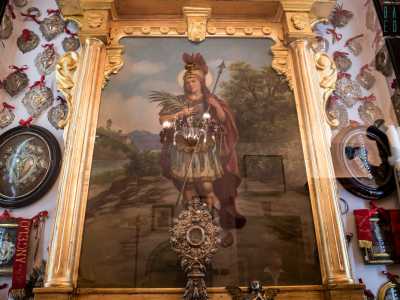 Sulla sinistra adocchiamo la porticina che conduce nella sagrestia, dove � conservato il dipinto di San Trifone portato in processione la sera prima della festa patronale...